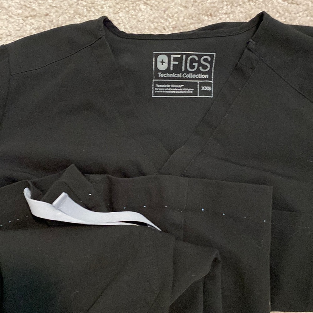 Figs XXS black top and XS Kade Cargo Pants (hemmed)